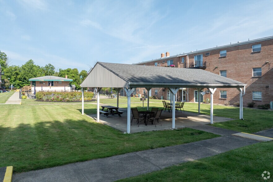 Pavilion - Fox Run Apartments