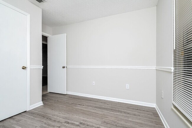 Building Photo - 3412 Groveview Dr