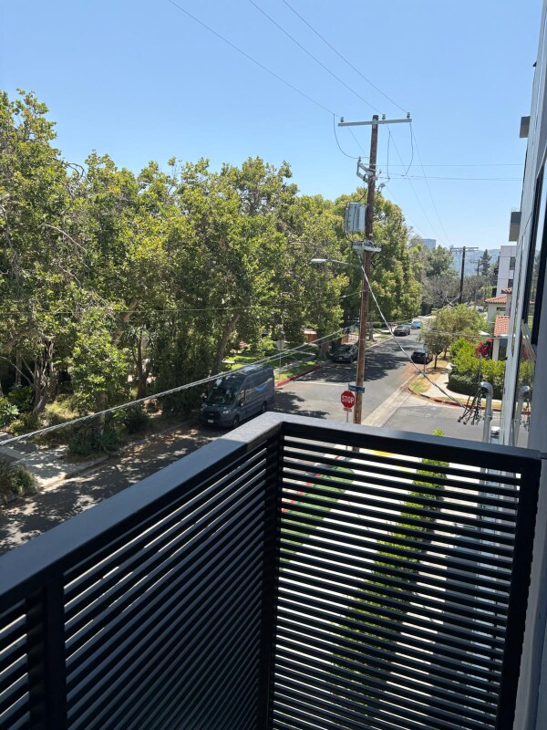 Building Photo - 10739 Kling St