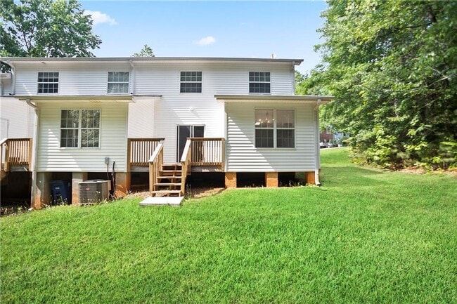 Building Photo - 6714 Lakewood Dr