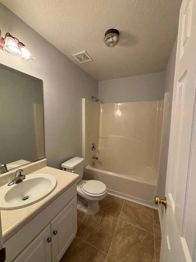 Building Photo - 2026 Lake Forest Dr