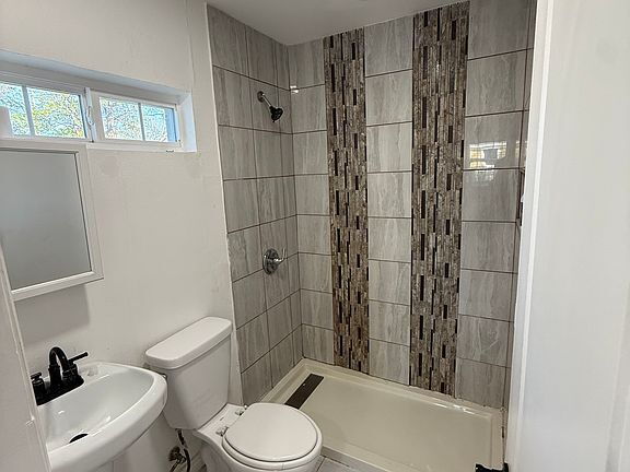 Building Photo - Fully remodeled