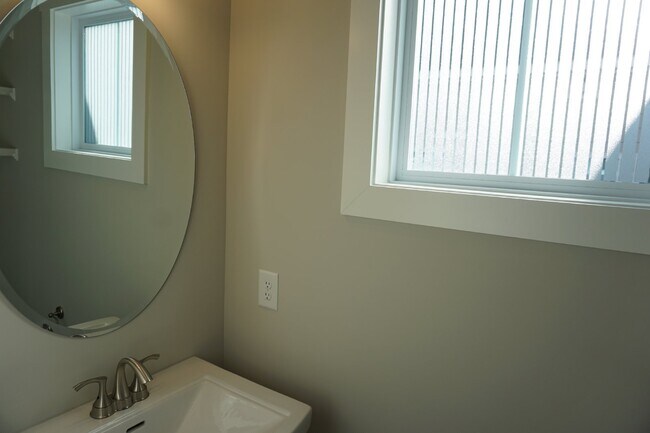Building Photo - 4BR/3.5BA Home in the Gated Community of R...