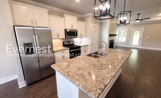 Building Photo - 3-Bed/2-Bath Home/Pet Friendly/Available Now!