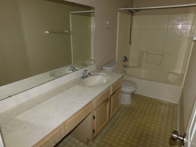 Building Photo - Charming Triplex in Havelock