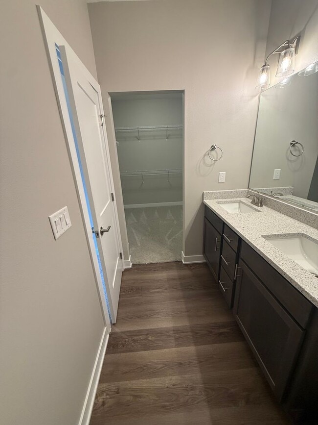 Building Photo - Spacious home in a desirable neighborhood