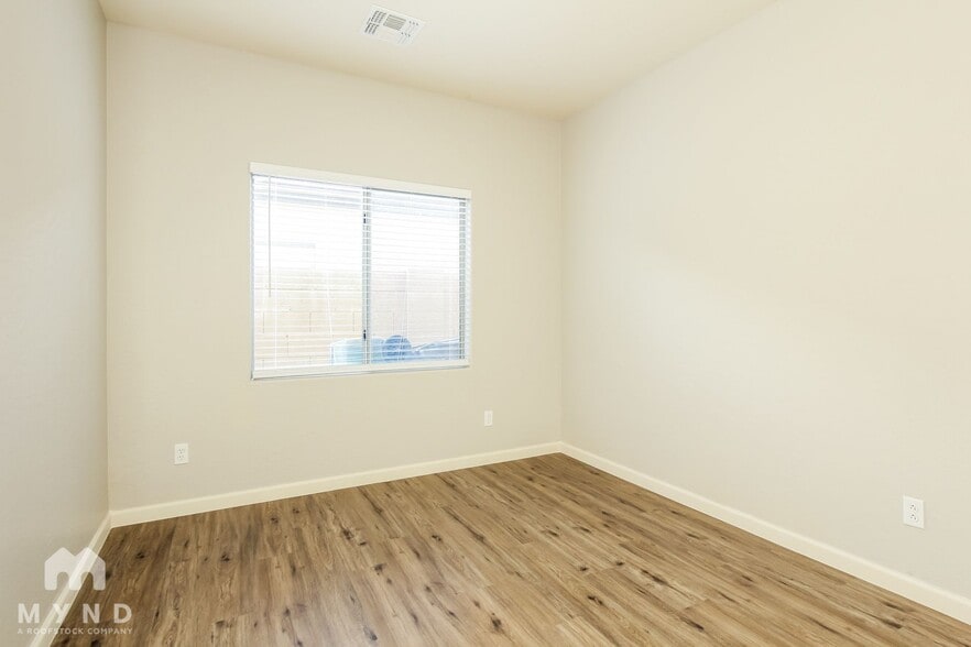 Building Photo - 11747 W Jessie Ln