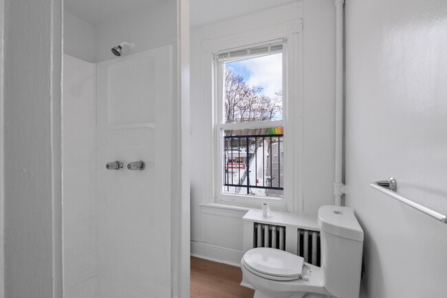 Building Photo - 904 Main St