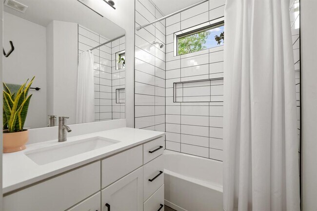 Building Photo - 1710 Adina St