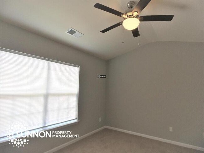 Building Photo - Updated 2 Bed, 2.5 Bath Townhome!