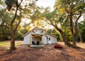 Studio apartment on 2.5 acres - 12 Pine View Dr