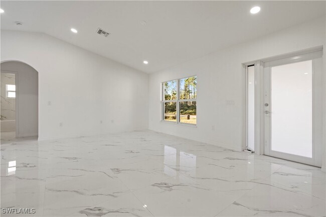 Building Photo - 732 Asher St E