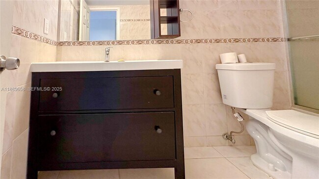 Building Photo - 800 Parkview Dr