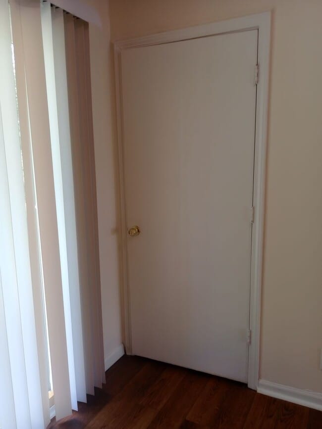Building Photo - Darling 3 Bedroom Ranch with Fully Fenced ...