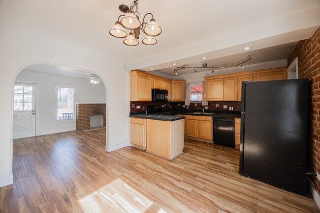 Building Photo - 1617 E Willetta St