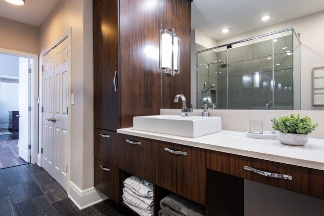 Building Photo - Furnished 3 bedroom/2bath Condo including Utilities!