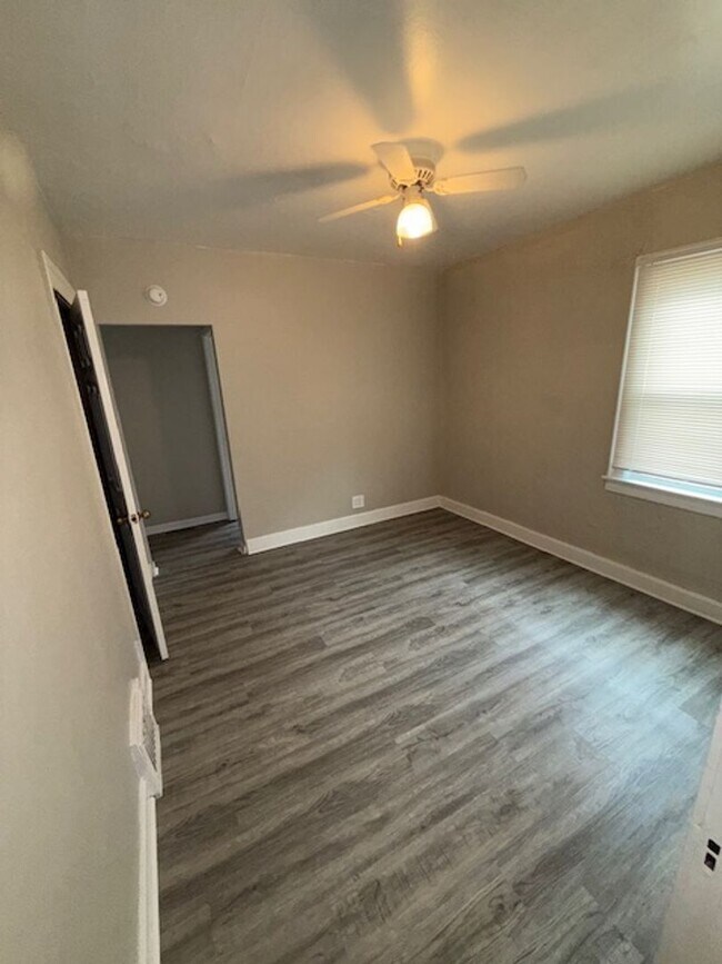 Building Photo - 1214 E Eichel Ave
