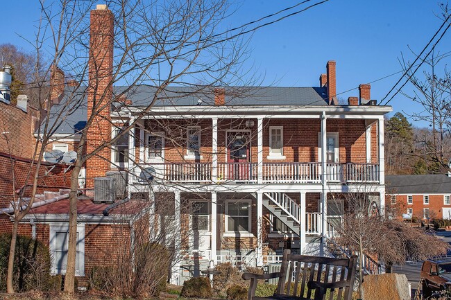 Building Photo - Pet-Friendly Studio Apartment Within Historic Scottsville Building