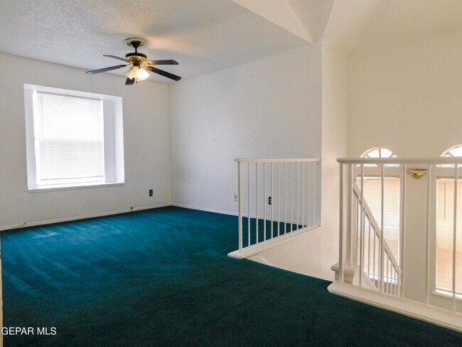 Building Photo - 726 Medina St