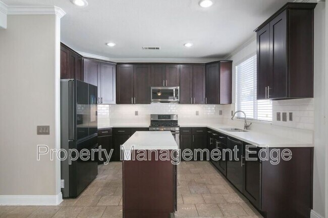 Building Photo - 29880 Pinehurst Dr