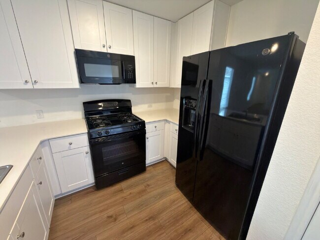 Building Photo - Three bed two bath two car garage in Sunset Oaks community.
