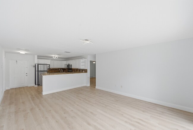 Building Photo - 2691 Albatross Rd N