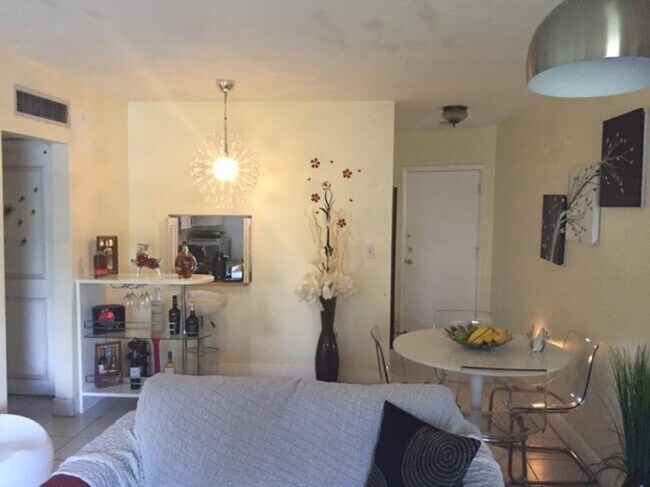 Building Photo - 1715 NE Miami Gardens Dr