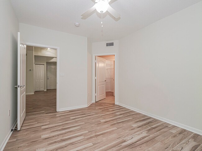Building Photo - 5095 Fairways Cir