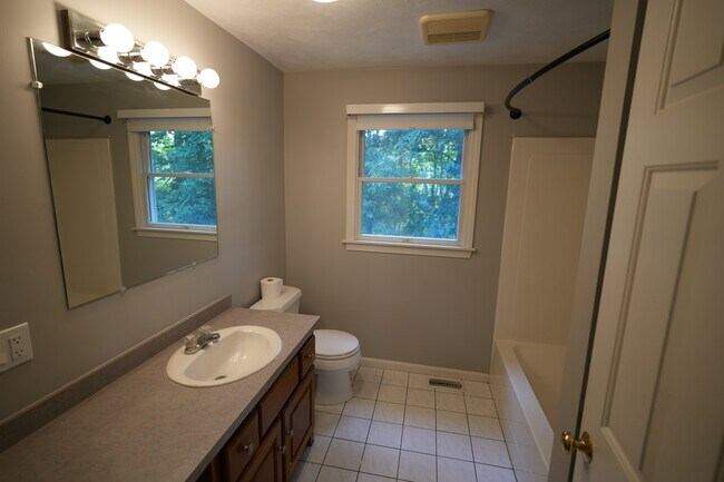 Building Photo - 4 Seneca Ln