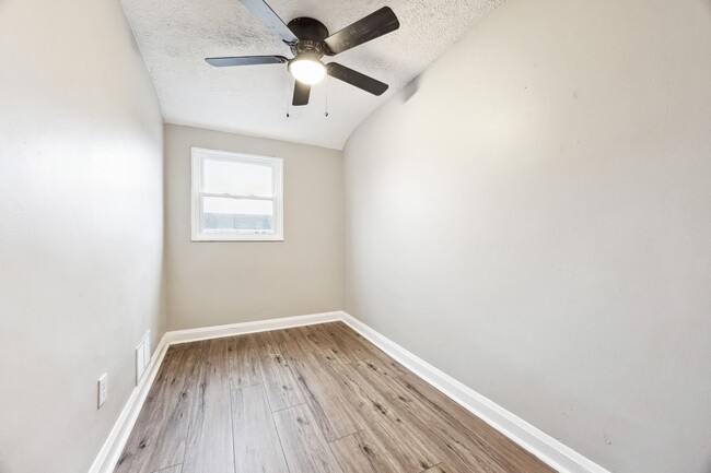 Building Photo - Three-Bedroom House In Dundalk