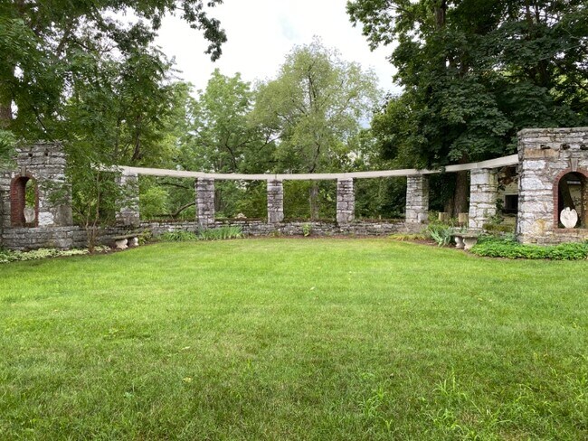 Building Photo - 2 Waverley Green