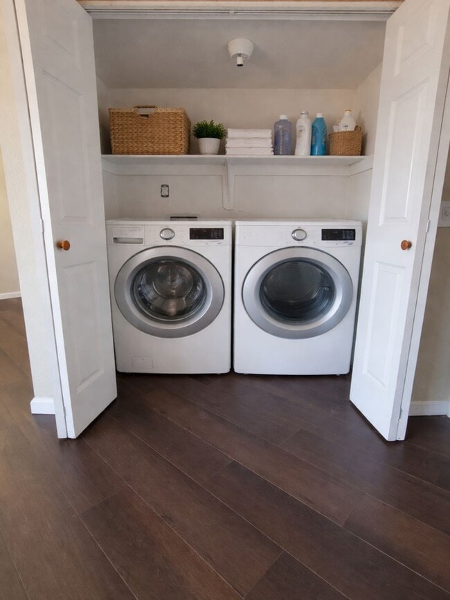 Building Photo - Cozy 1BR/1BA Condo w/ A/C • Full Kitchen Suite • Assigned Parking in Tucson