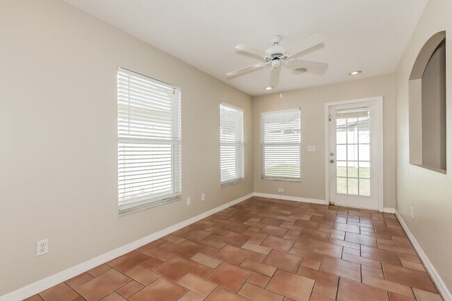 Building Photo - 2010 Berry Lake Dr