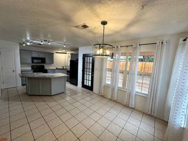 Building Photo - Tons of Character! 3 bed 2.5 bath amazing ...