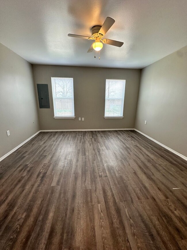 Building Photo - Cute 3 Bedroom Home Located In Chatman Hil...