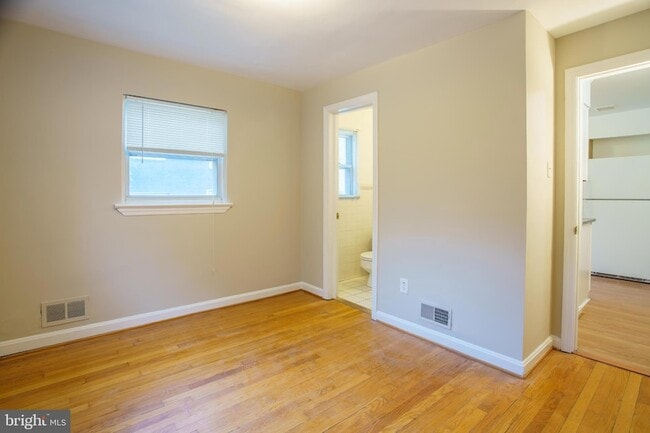 Building Photo - 5205 Saratoga Ave