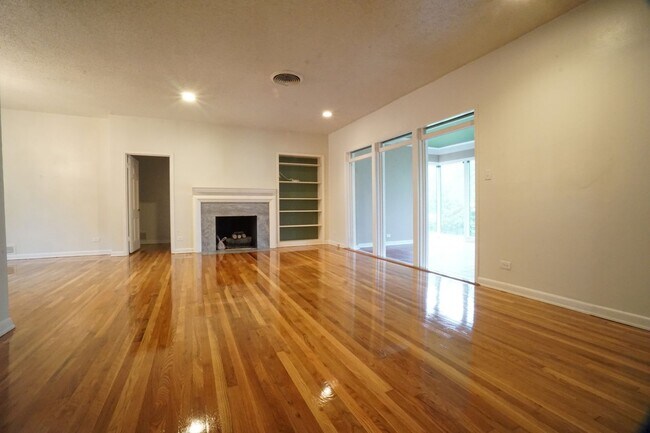 Building Photo - Bel Meade Beauty with Heated Pool and Hot-tub
