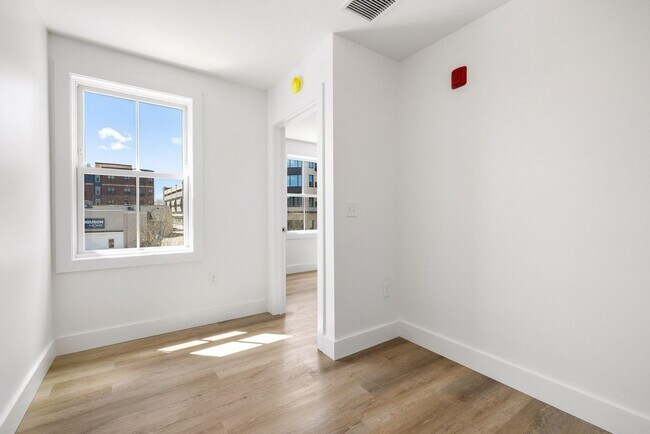 Building Photo - 238 Deer St