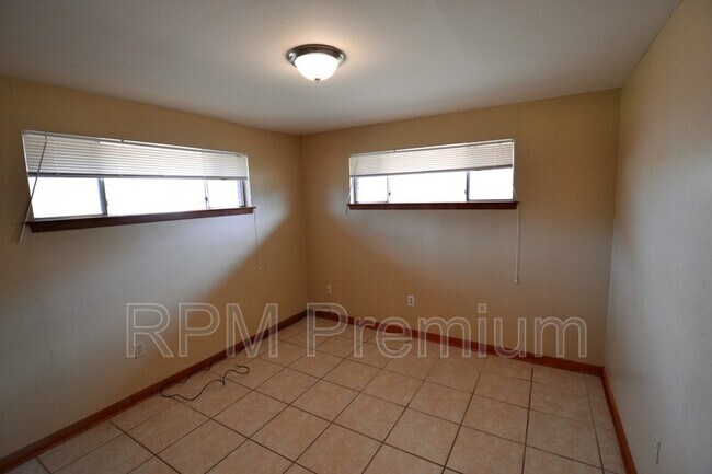 Building Photo - 8255 Queenswood Ct