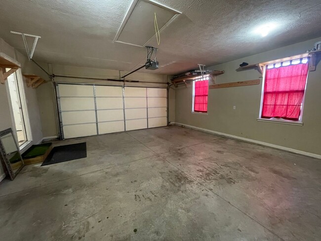 Building Photo - 3 Bedroom with Garage! HOA PAID!