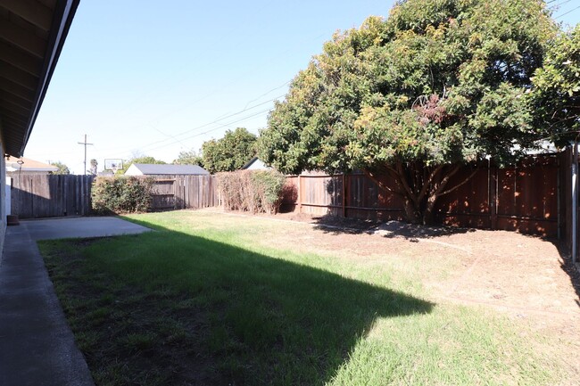 Building Photo - Great Home in Northeast Santa Maria