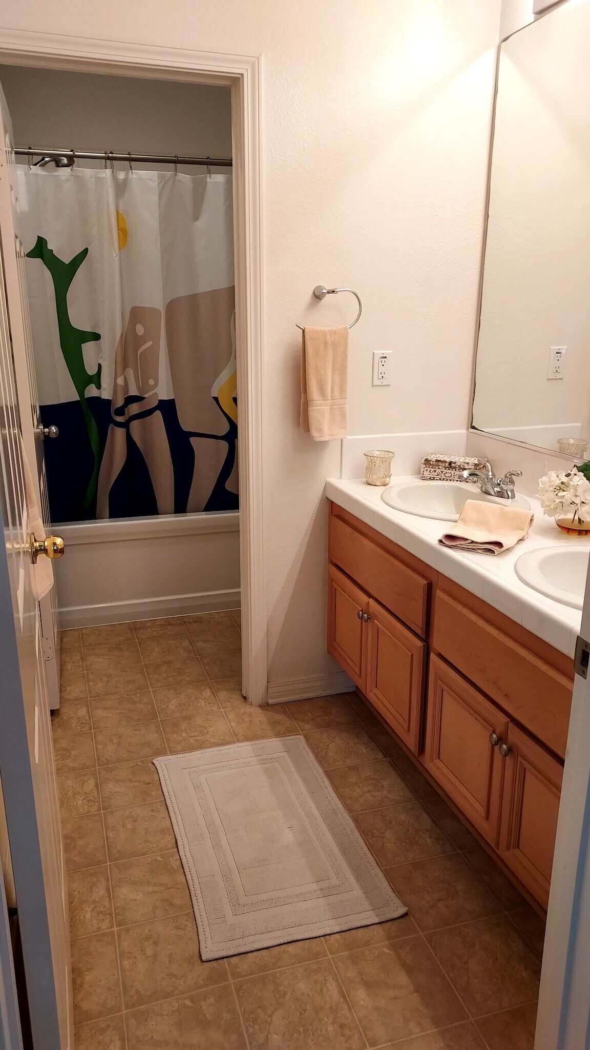 Shared full bath - 4415 Ahoy Ln