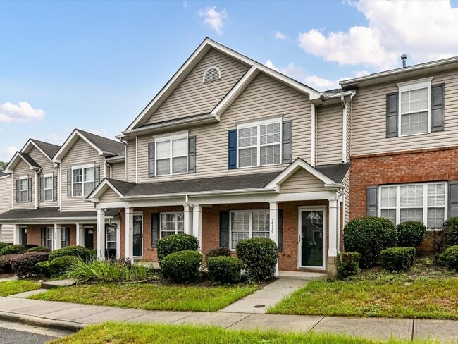 Building Photo - Spacious Townhome!