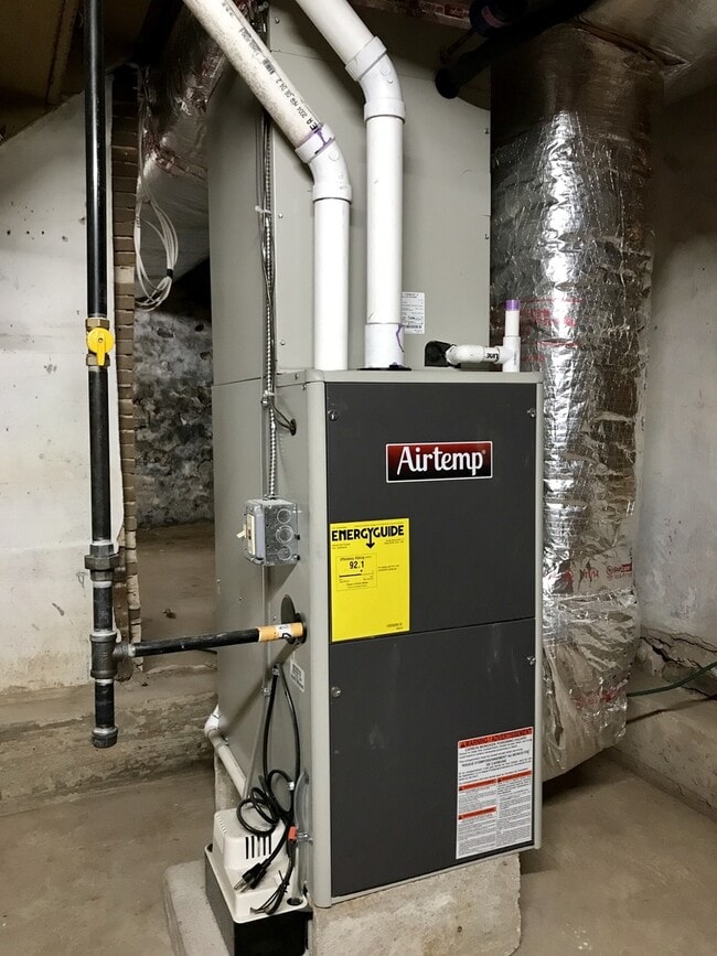 Building Photo - 9050 Easton Rd