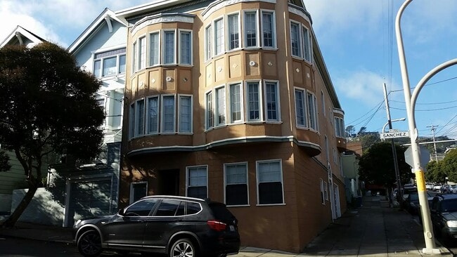 Building Photo - Really nice apartment with office space in...