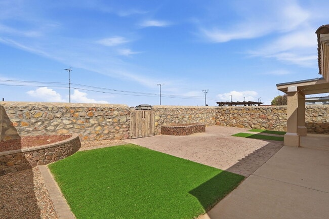 Building Photo - 4-Bedrooms in 79928 with Spacious 1757 Sq Ft – Your Home Awaits!