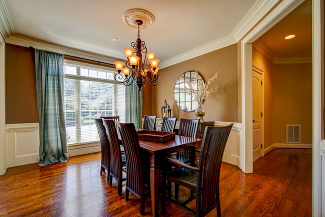 Building Photo - 5 BR, 3 BA Home Quiet Cul de Sac, Convenie...
