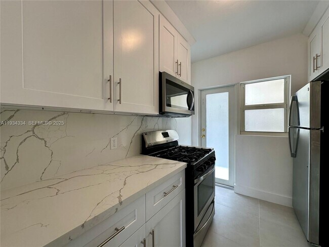 Building Photo - 955 Bay Dr