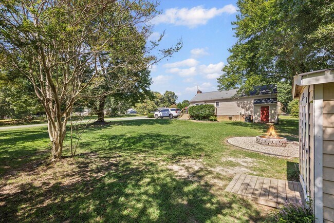 Building Photo - Updated and well maintained 3 bedroom, 2 b...
