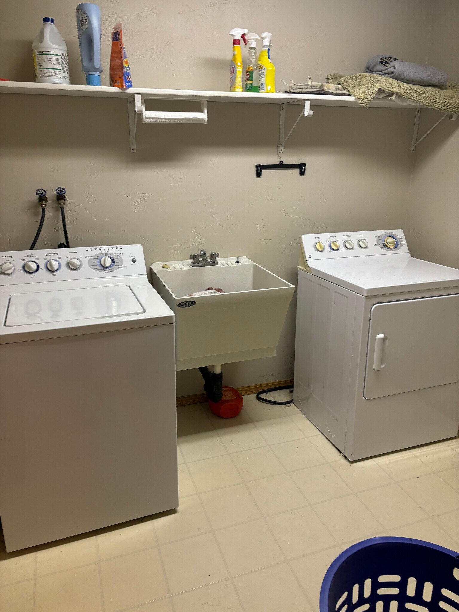 Building Photo - 2059 Schanock Dr